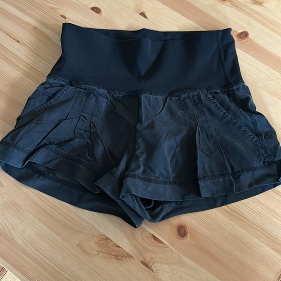 Lululemon shorts, women’s size 4, gently worn - Picture 2 of 3